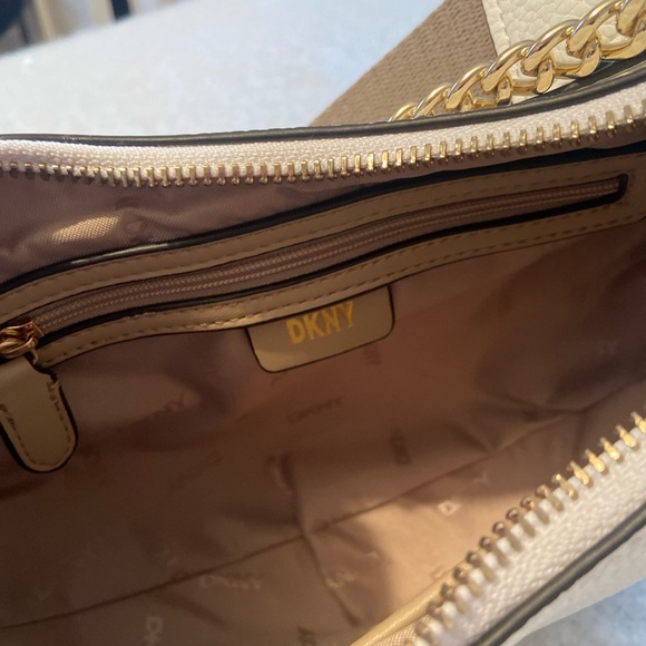 DKNY Sling CROSSBODY bag white, Jessie Crescent NWT set with AirPod case - Picture 8 of 12